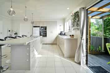 805 Queen Street East, Parkvale