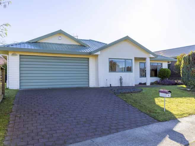 6 Balmoral Drive, Hilltop