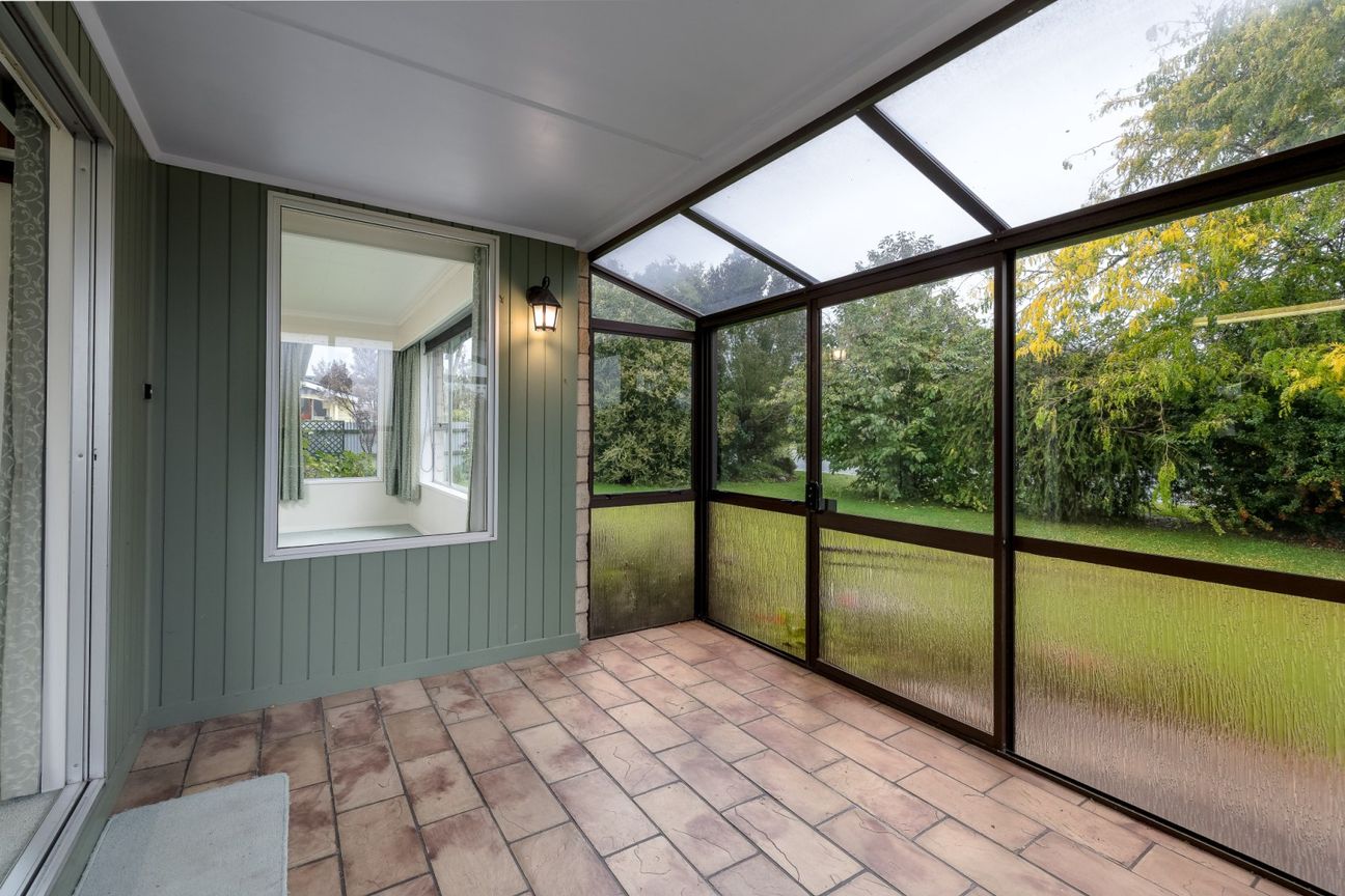 New price - Solid family home - Outstanding value - Więcej