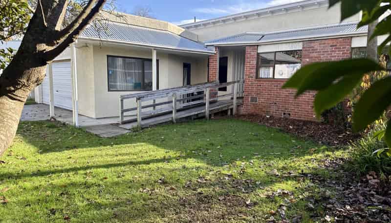 24 Savage Crescent, West End