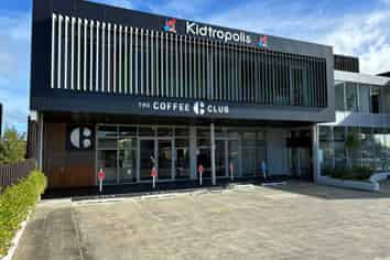 STANDOUT LINCOLN ROAD HOSPITALITY OFFER
