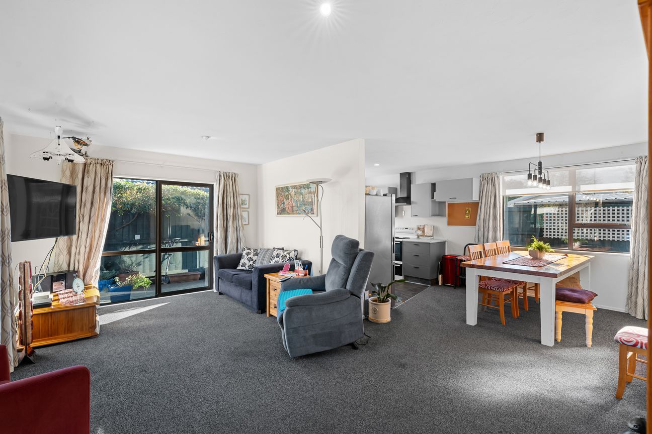Standalone Easy Care Living with Motivated Vendor - Widok 5