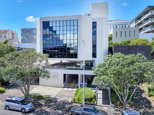 Well-appointed workspace in prime city fringe