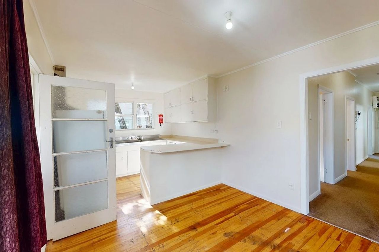 Spacious 6 Bedroom Home – Prime Location Near Massey University & Newtown Shops! - Więcej