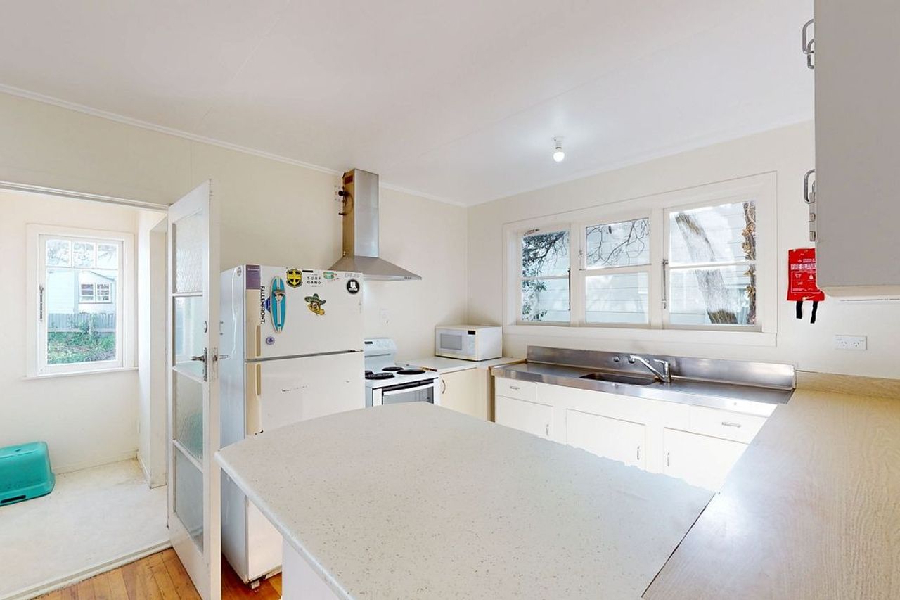 Spacious 6 Bedroom Home – Prime Location Near Massey University & Newtown Shops! - Widok 5