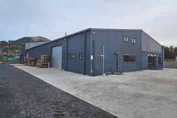 Quality Workshop with Crane and Yard For Lease