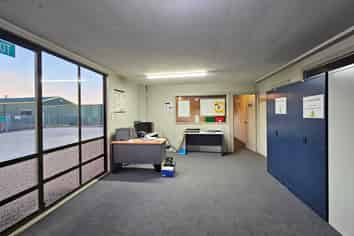 Quality Workshop with Crane and Yard For Lease