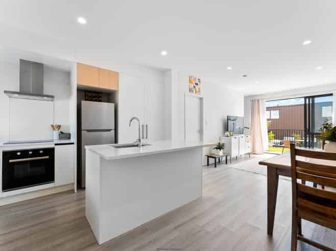 14 Dorothy Thorpe Way, New Lynn
