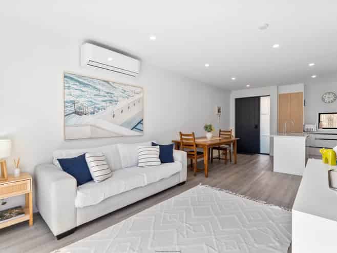 14 Dorothy Thorpe Way, New Lynn