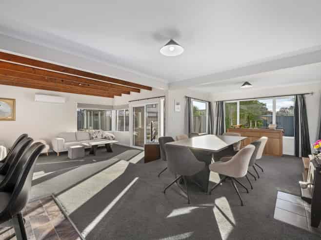 26 Newbourne Crescent, Redwoodtown