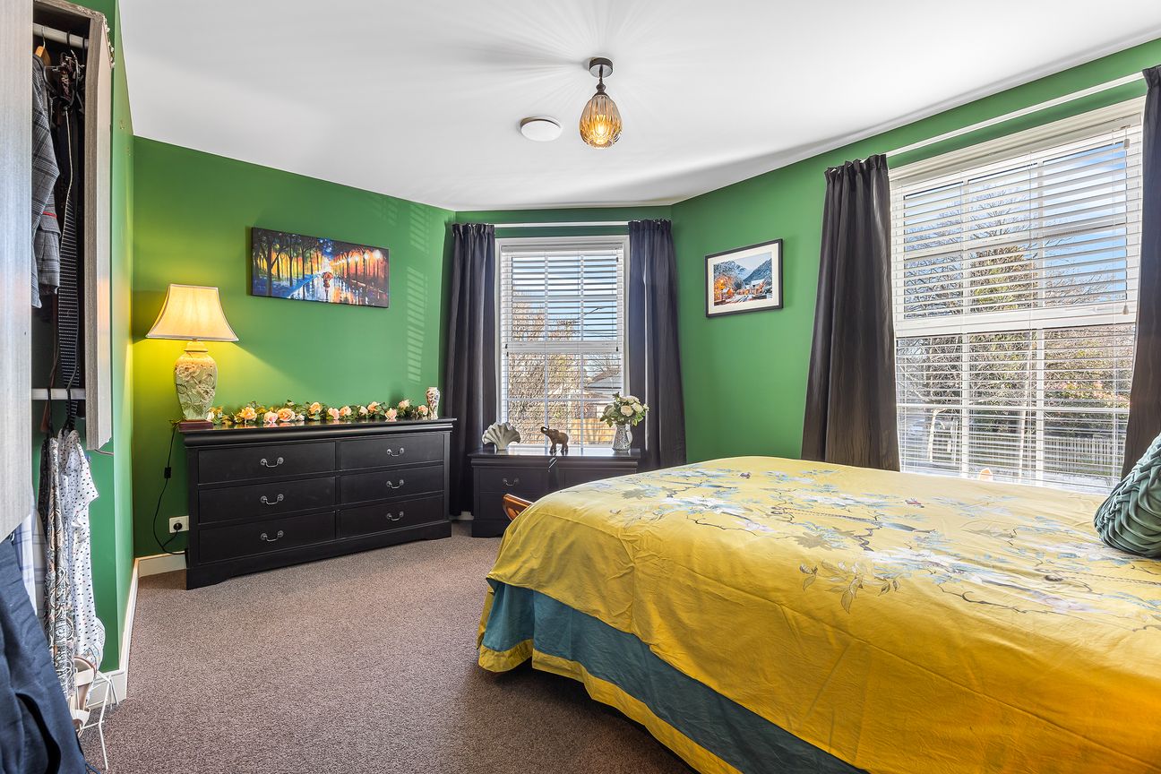 Colonial-Style Townhouse in Prime Location - Mehr