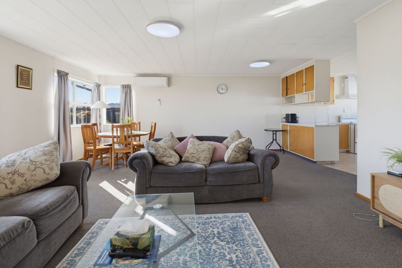 Easy Stoke Living with Strong Rental Appeal – pohled 2