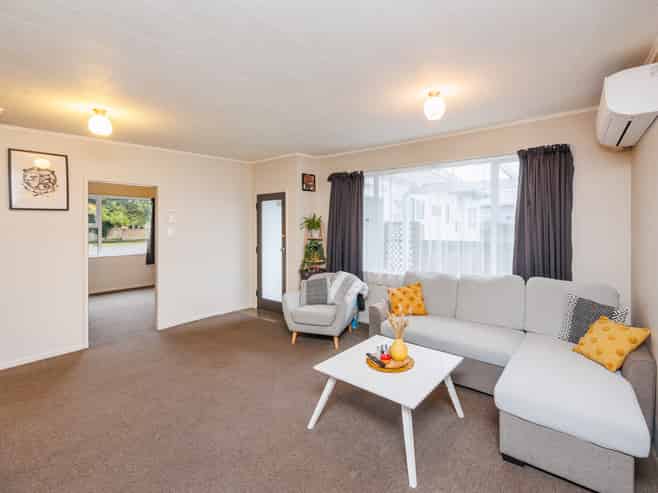 2/54 Weston Avenue, Roslyn