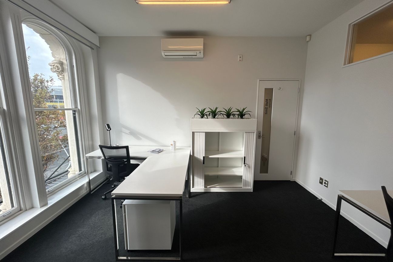 Fully Furnished High Street Office – pohled 3