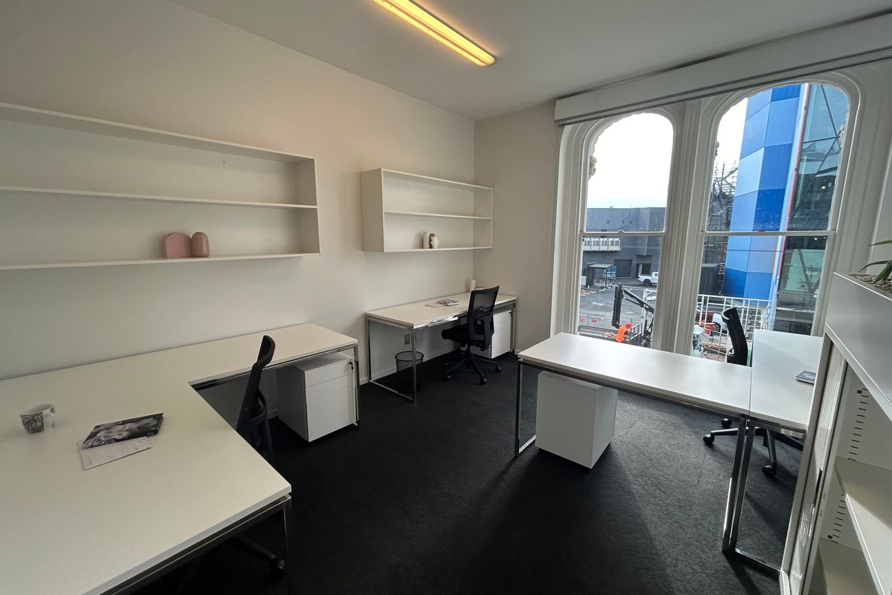Fully Furnished High Street Office – pohled 2