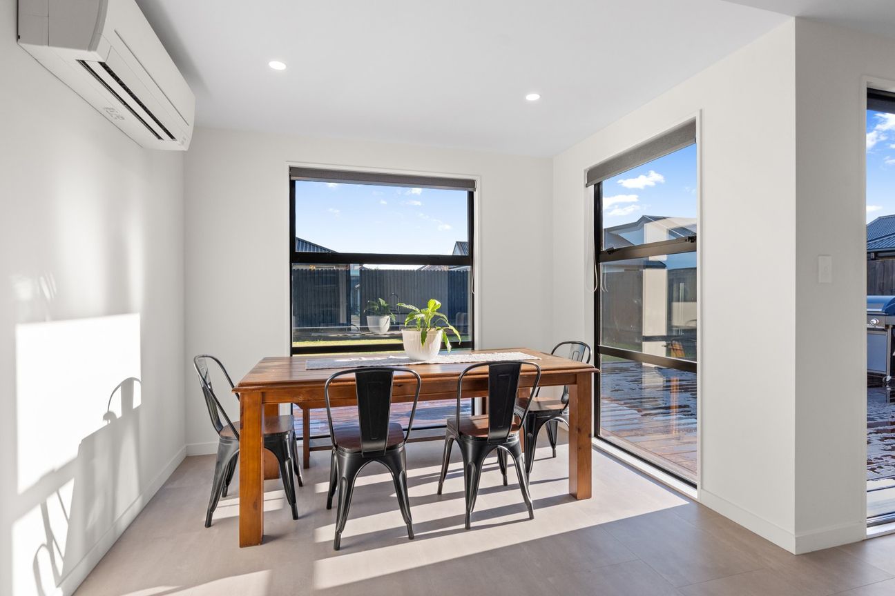 Quality home, steps from the park - Mehr