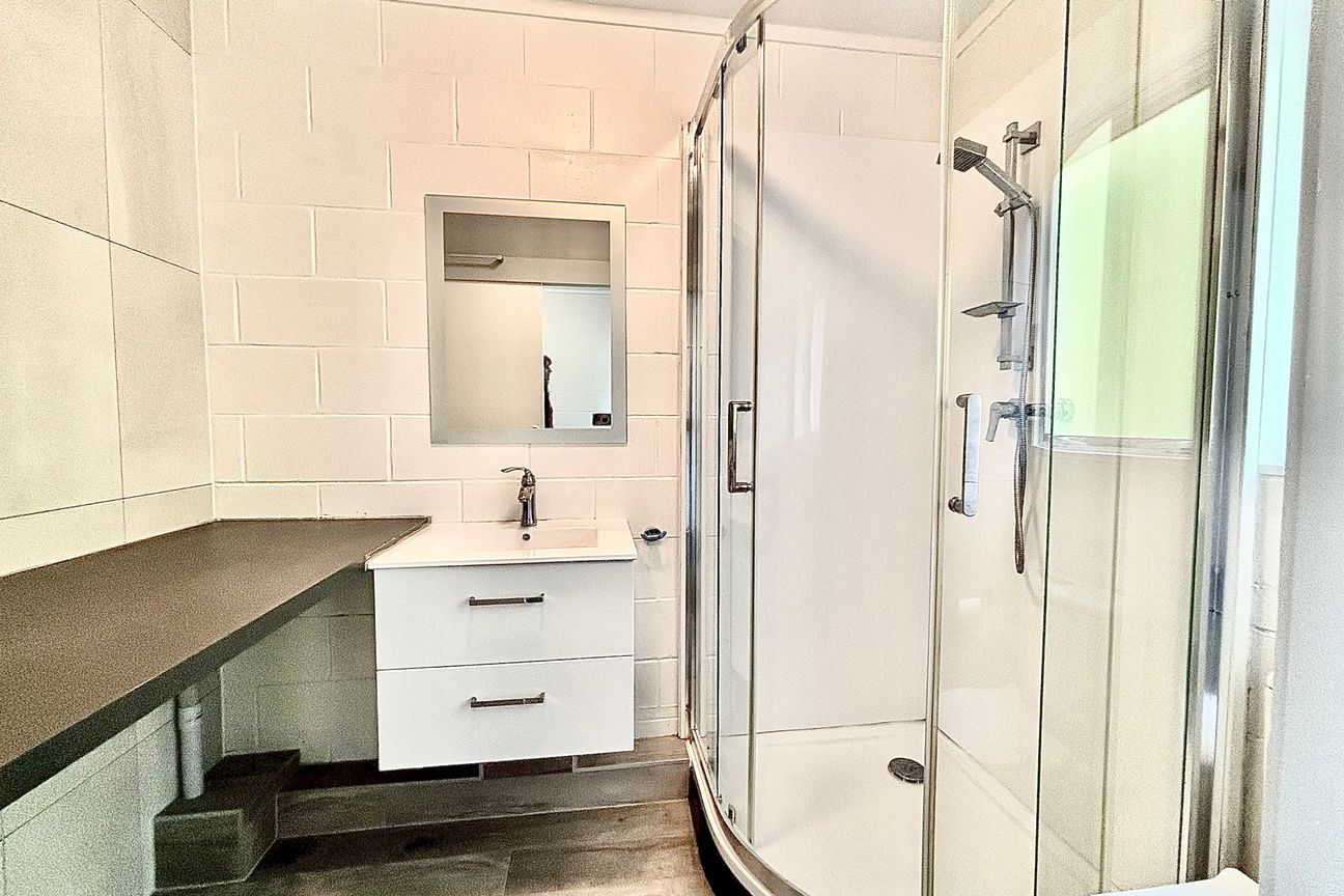 Spacious 1 bedroom, 1 bathroom with allocated 2 off-street parking - View 6