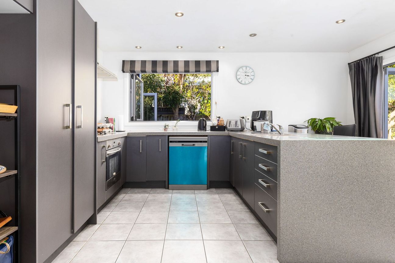 BIG BACKYARD. CENTRAL LOCATION. EASY LIVING. - Aanzicht 6