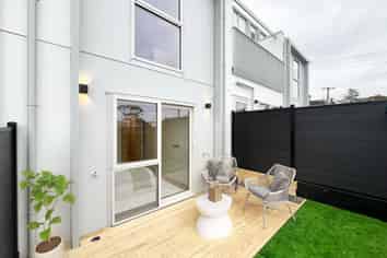 16/9 Aeroview Drive, Beach Haven