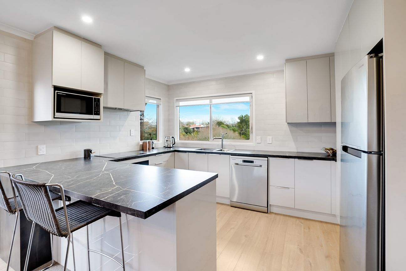 Central, Views and Beautifully Updated - Vista 4