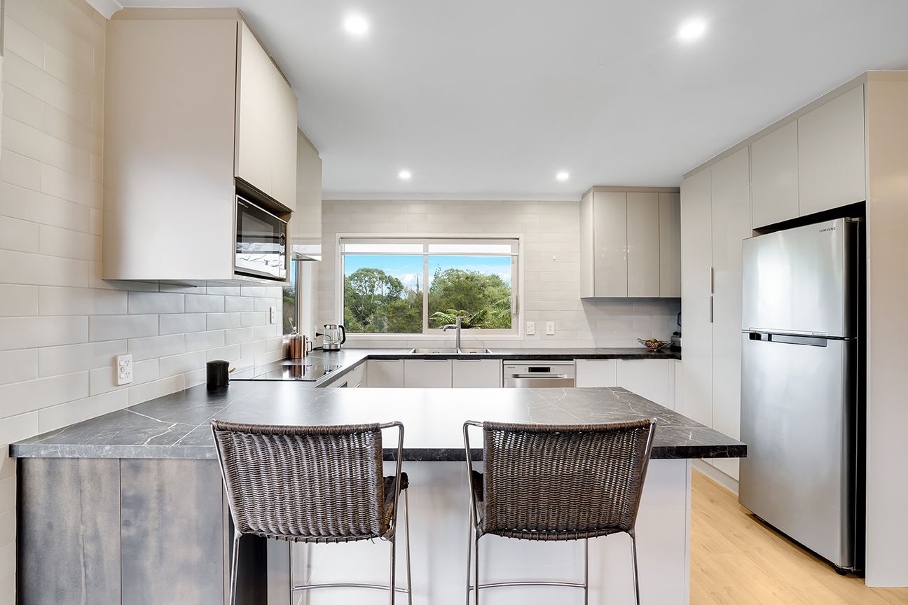 Central, Views and Beautifully Updated - Vista 6