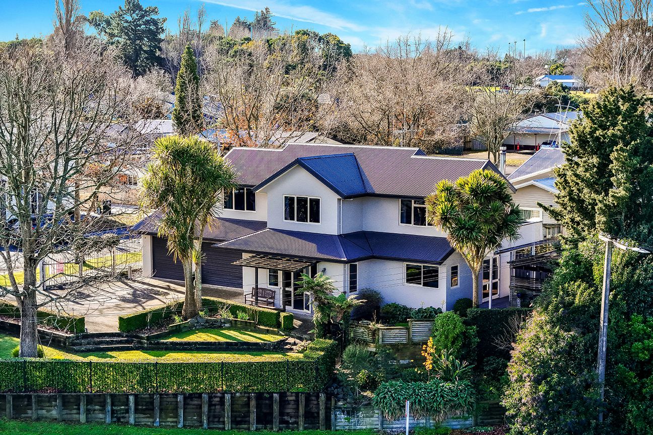 Central, Views and Beautifully Updated - Vista 3