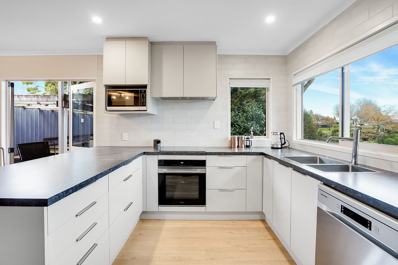 Central, Views and Beautifully Updated - Vista 5