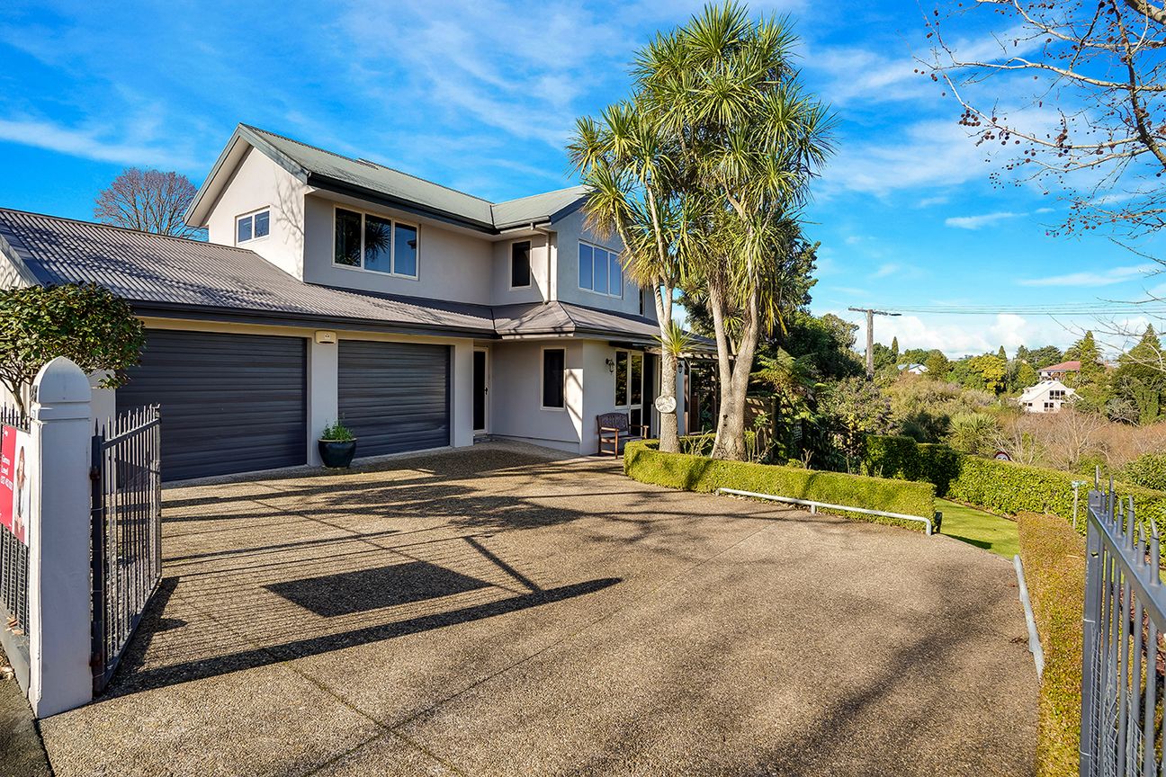 Central, Views and Beautifully Updated - Vista 2