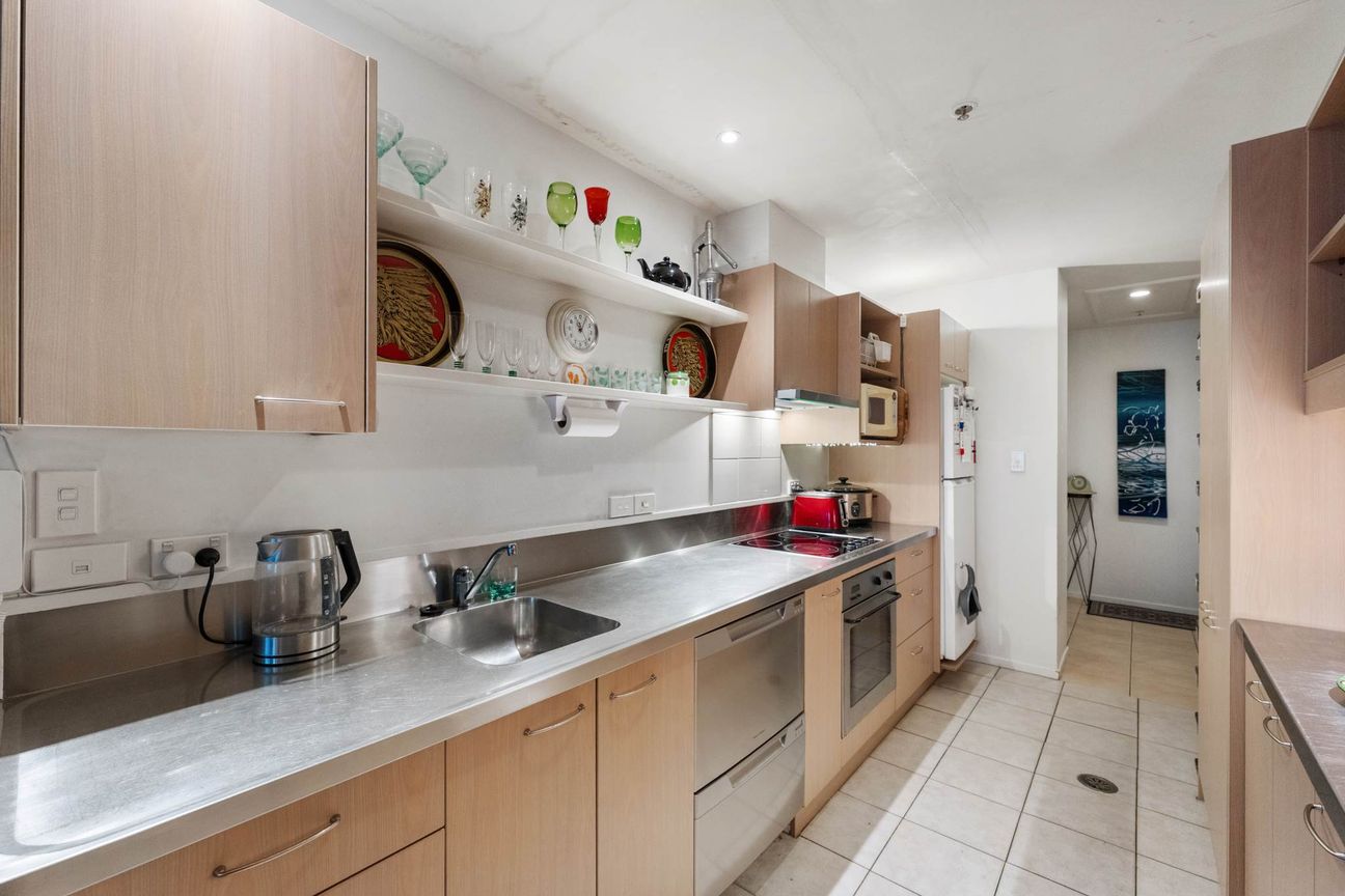Freehold Oversized 1-Bedder Steps to the Rail Loop - Widok 6