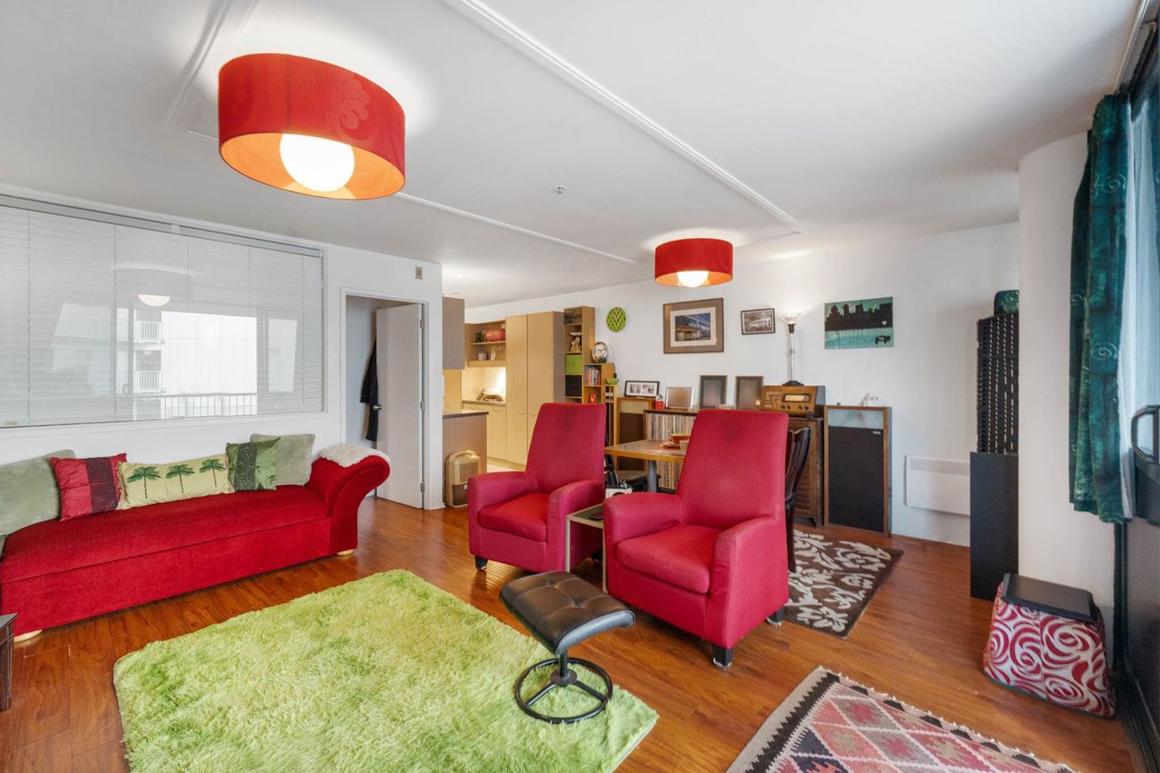 Freehold Oversized 1-Bedder Steps to the Rail Loop - Widok 3