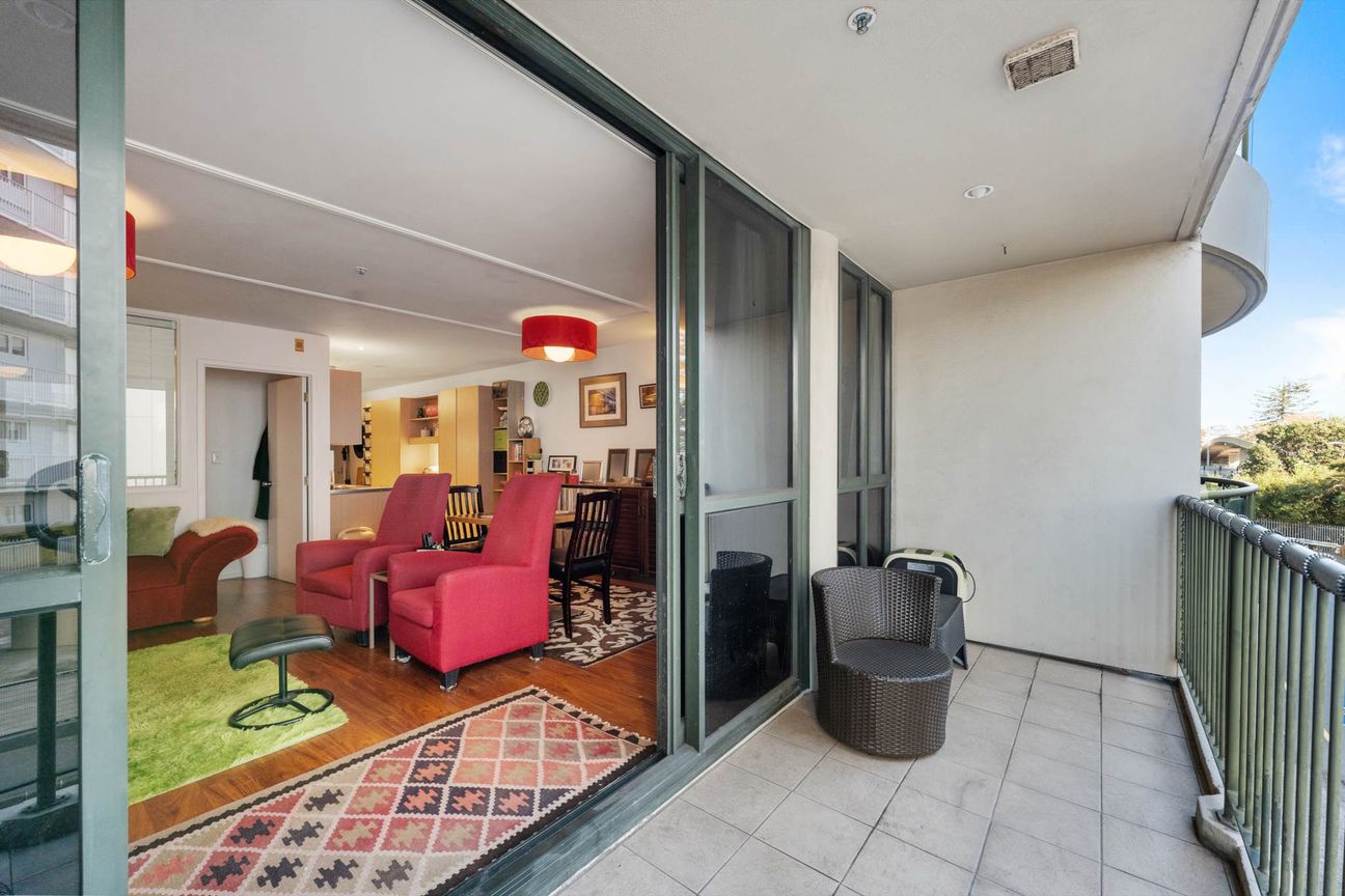 Freehold Oversized 1-Bedder Steps to the Rail Loop - Widok 5