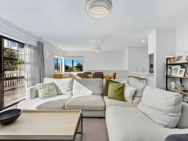 54b Polkinghorne Drive, Manly