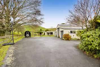 1156 East Road, Stratford