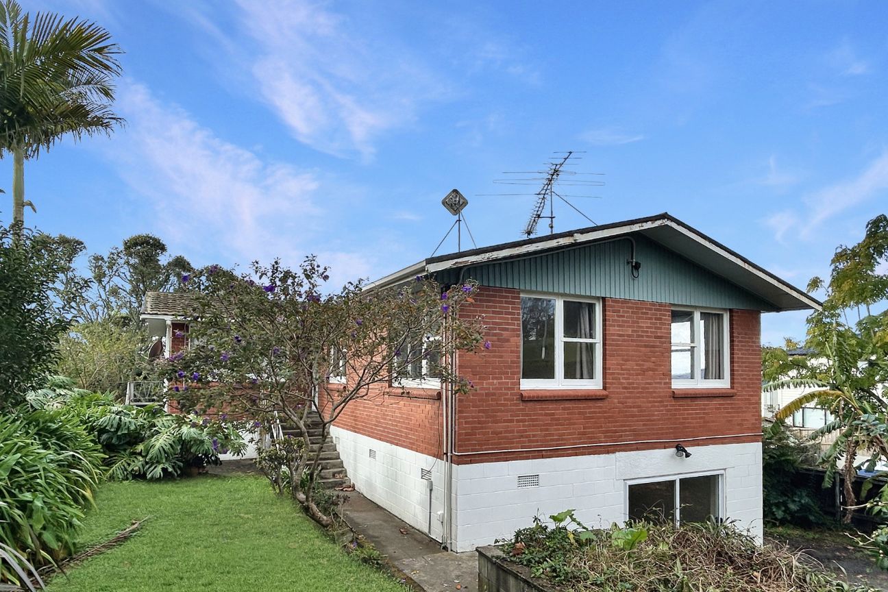 Spacious Glendene Home with Sky Tower Views - Perfect for Extended Family or Working from Home - Widok 3
