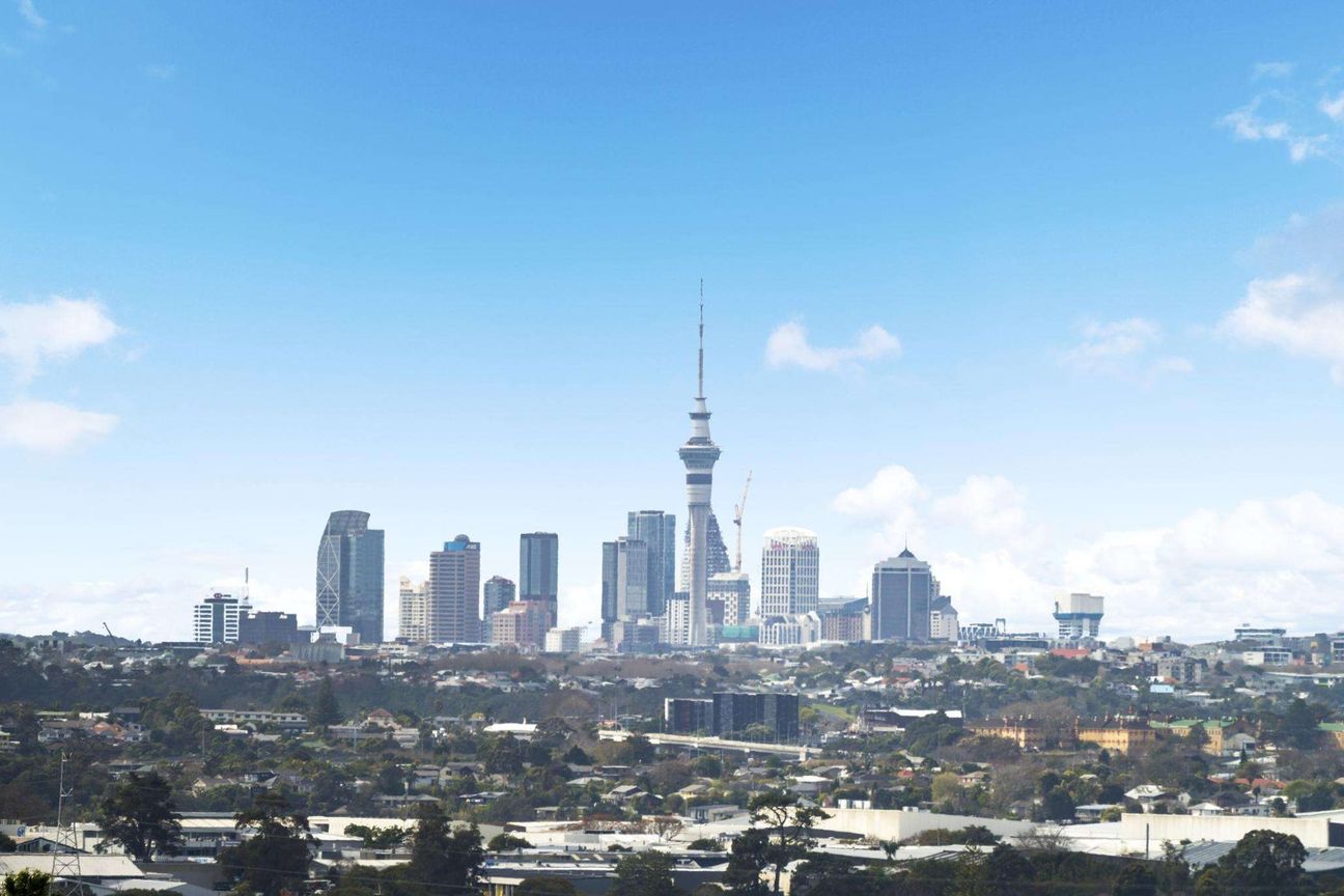 Spacious Glendene Home with Sky Tower Views - Perfect for Extended Family or Working from Home - Widok 2