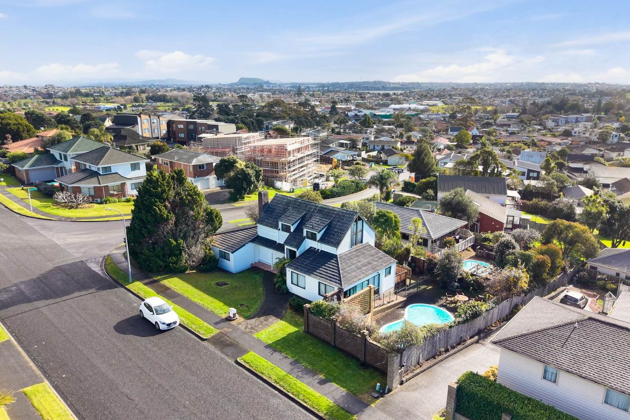 718 m² Corner Site with Sea & City Views – MHU - Altro