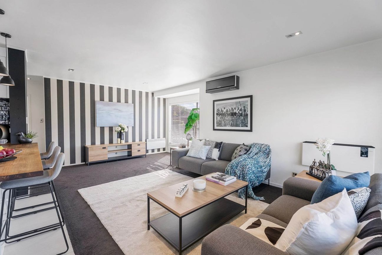 Easy-Care Living in a Family-Friendly Location – další