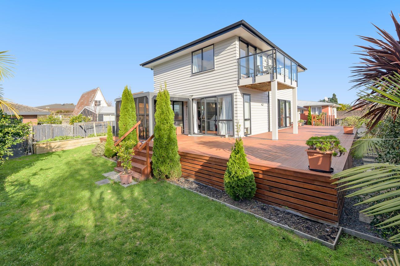 Big family home, sunny decks - View 2