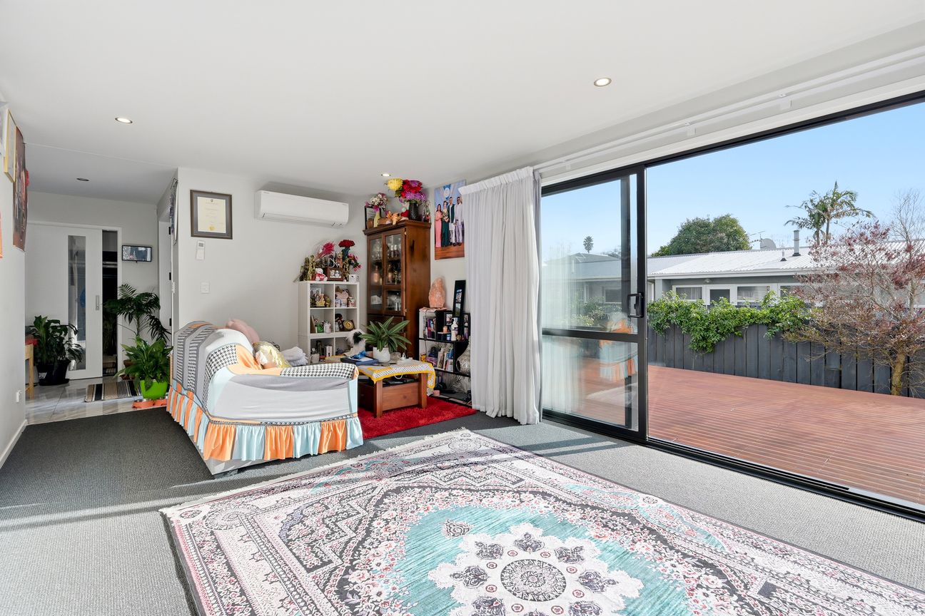 Big family home, sunny decks - View 4