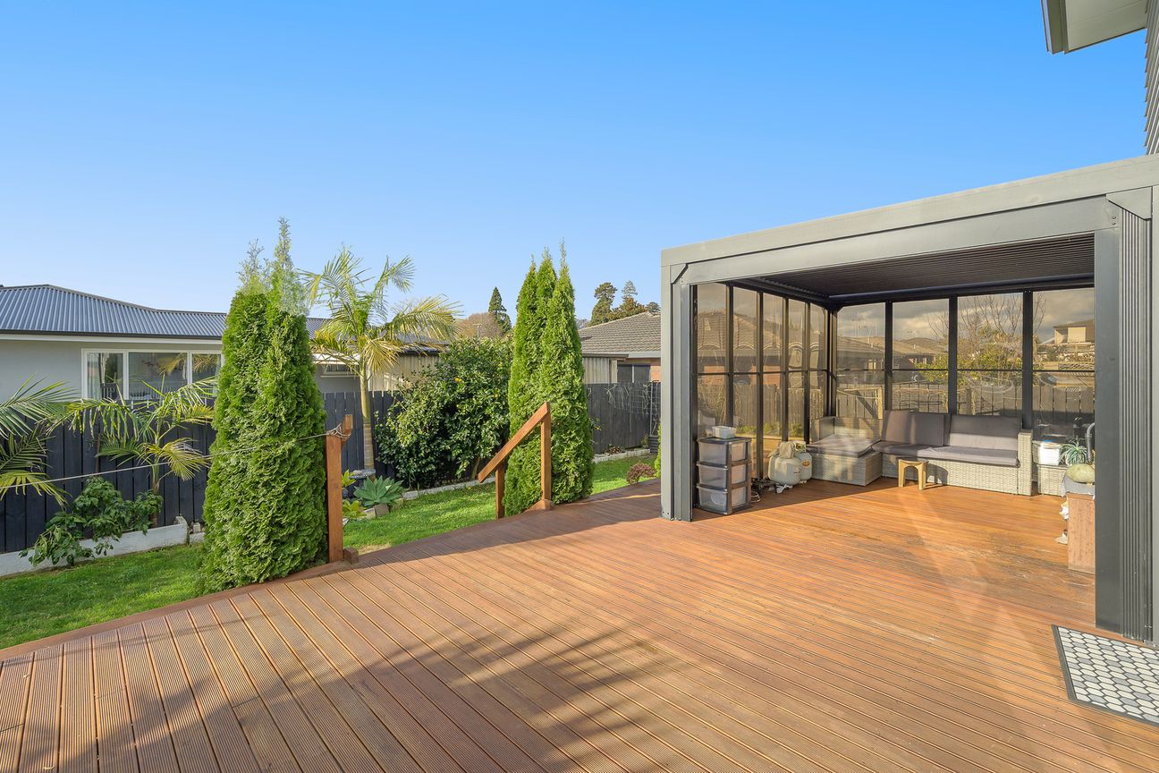 Big family home, sunny decks - View 3