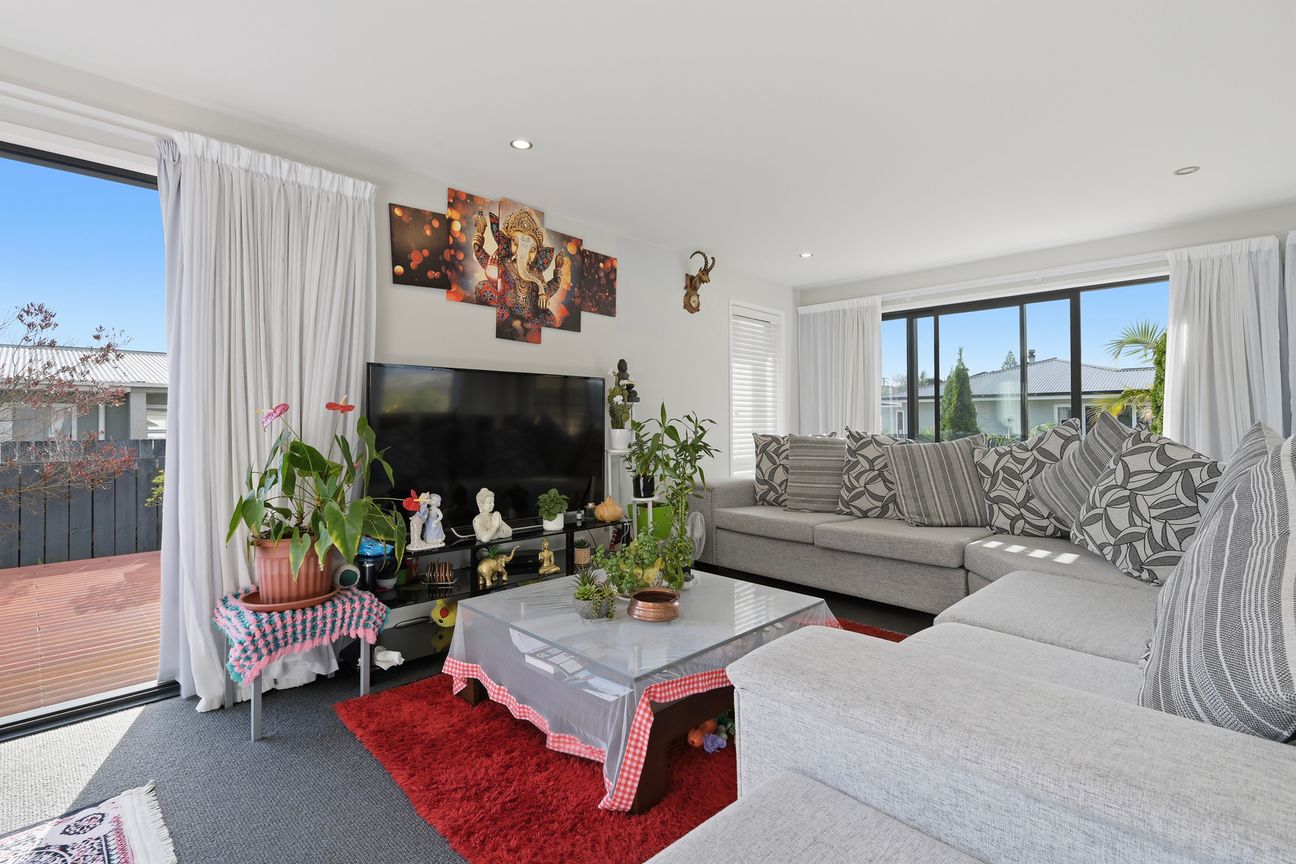 Big family home, sunny decks - View 5