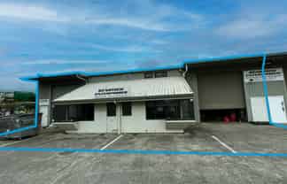 Motivated Landlord – 10 Carparks, 2 Roller Doors!