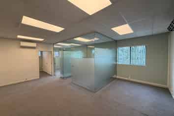 Tidy Retail Space in Popular Titirangi 