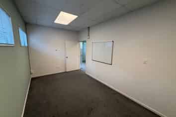 Tidy Retail Space in Popular Titirangi 