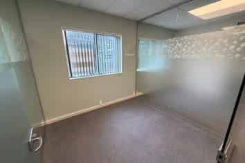 Tidy Retail Space in Popular Titirangi 
