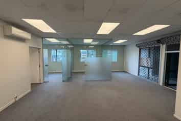 Tidy Retail Space in Popular Titirangi 