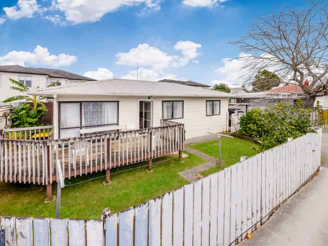 2/187 Buckland Road, Mangere East