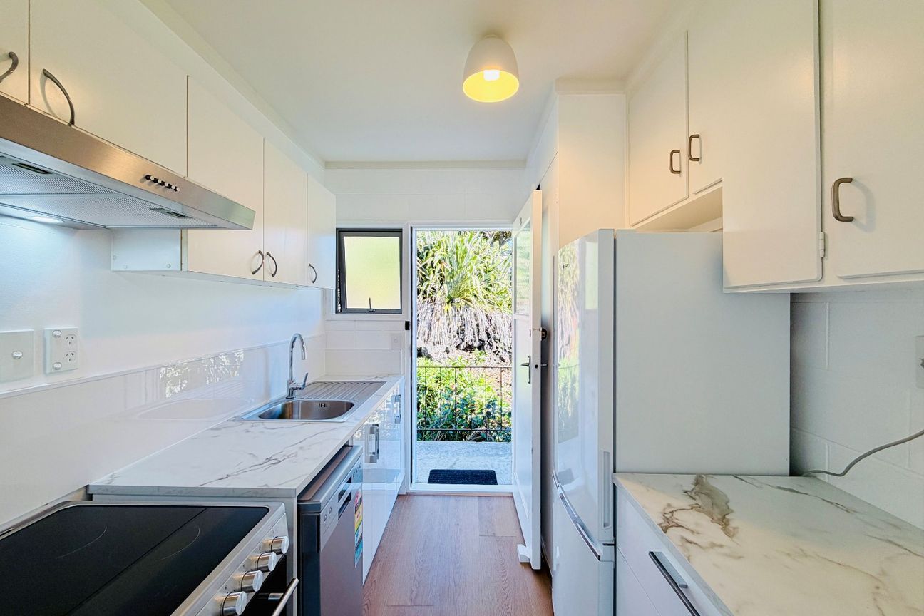 Newly Renovated  Brand New Kitchen & Bathroom  Prime Mount Albert Location - Ansicht 2
