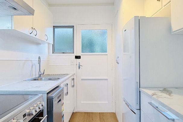 Newly Renovated  Brand New Kitchen & Bathroom  Prime Mount Albert Location - Mehr