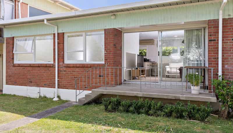 2/134 Calliope Road, Devonport